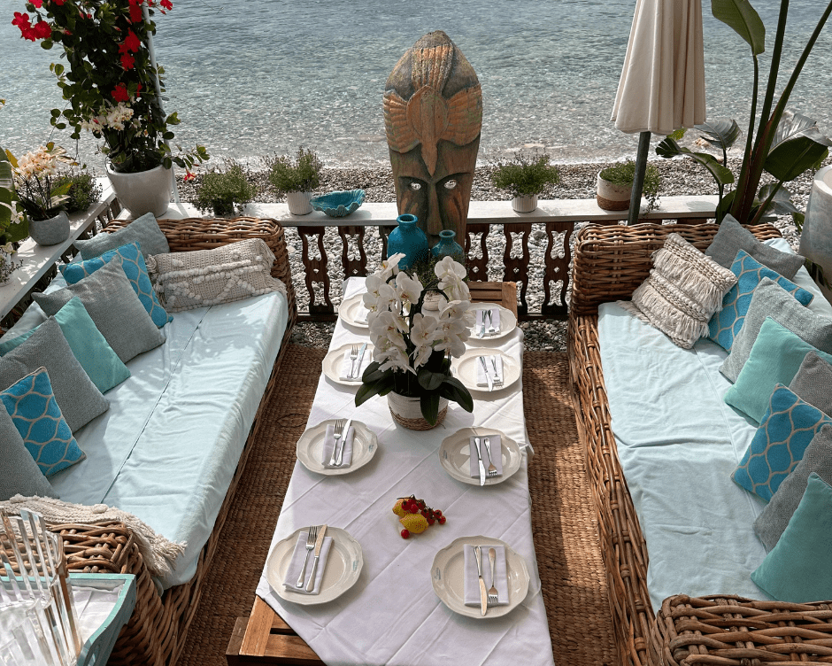 Anjuna restaurant table with sea view