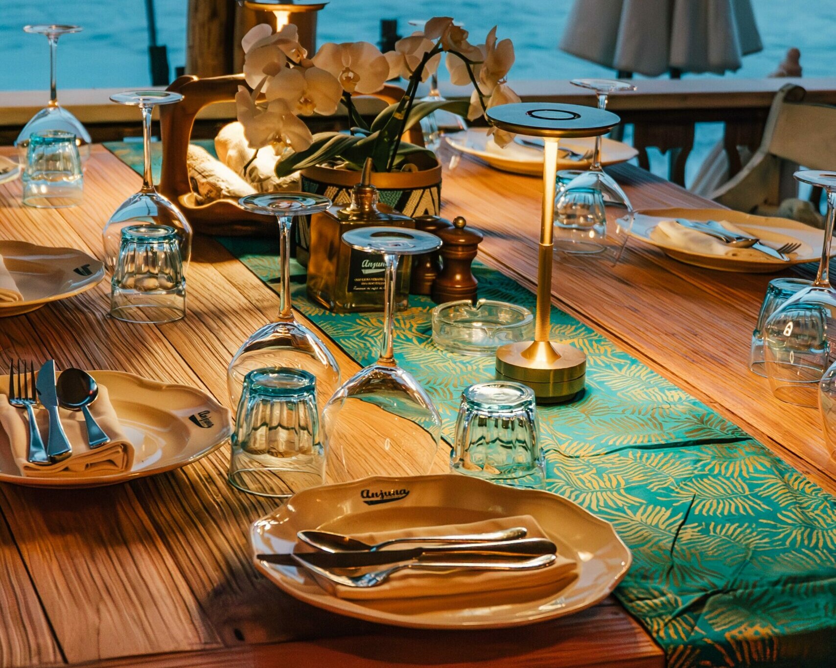anjuna beach restaurant sitting table